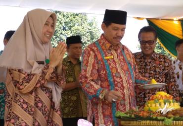 Potong tumpeng syukuran atas dicapainya akreditasi bintang 5