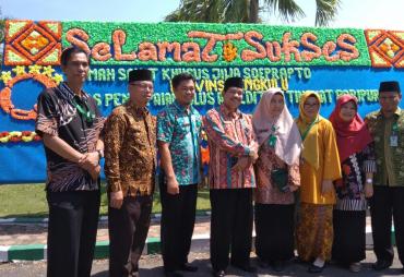 Foto bersama usai syukuran atas dicapainya akreditasi bintang 5