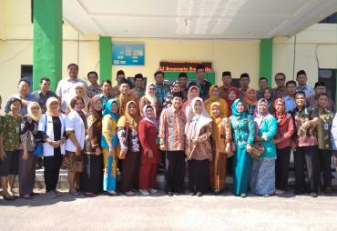 Foto bersama usai syukuran atas dicapainya akreditasi bintang 5