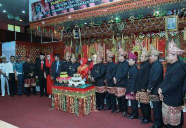 Foto bersama usai paripurna istimewa