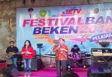 Penjabat Walikota Budiman Ismaun saat Festival Band Bengkulu Beken, Minggu (18/3/2018)