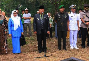  Penjabat Walikota beserta jajaran Pemkot Bengkulu ziarah dan tabur bunga ke makam mantan Walikota dalam rangka memperingati Hari Jadi Kota Bengkulu ke-299, Kamis (15/3/2018)