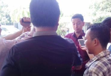 Tim Hukum Helmy - Dedy memberikan keterangan saat di Polda Bengkulu, Selasa (20/3/2018)