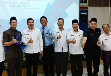 Dinas Koperasi Kota Bengkulu menerima penghargaan atas Implementasi Tertinggi Sistem Informasi Kredit dalam Program Kredit Usaha Rakyat (KUR) Di wilayah Provinsi Bengkulu Tahun 2017