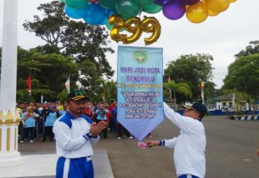 Penjabat Walikota Budiman Ismaun dan Sekda Kota Marjon melepas  balon launching Hari Jadi Kota Bengkulu ke-299
