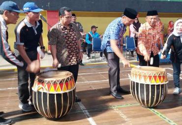 Pembukaan Turnamen Voly antar kecamatan dibuka secara resmi dengan pemukulan dol