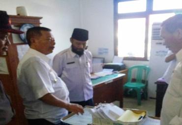 Penjabat Walikota Budiman Ismaun saat sidak ke Kantor Dukcapil 