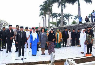 Penjabat Walikota Budiman Ismaun beserta jajaranny saat ziarah ke makam mantan walikota di Makam Pahlawan Balai Buntar