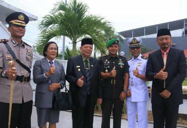 Penjabat Walikota Budiman Ismaun beserta jajaranny saat ziarah ke makam mantan walikota di Makam Pahlawan Balai Buntar