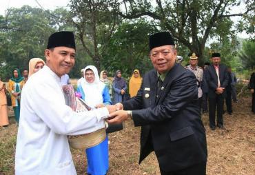 Penjabat Waikota Budiman Ismaun menyerahkan bingkisan secara langsung kepada keluarga Almarhum mantan walikota Bengkulu