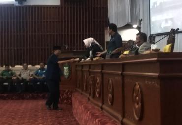 Penyerahan laporan Komisi DPRD Provinsi Bengkulu