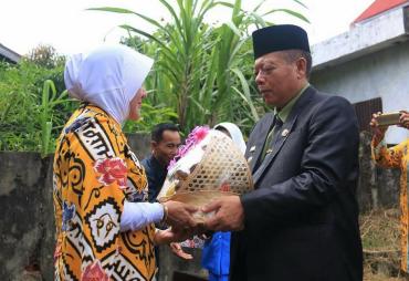 Penjabat Waikota Budiman Ismaun menyerahkan bingkisan secara langsung kepada keluarga Almarhum mantan walikota Bengkulu