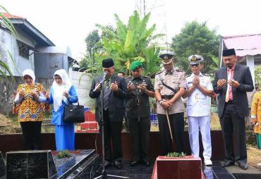 Penjabat Walikota, Sekda Kota, unsur Forkopimda dan OPD Kota Bengkulu mendoakan almarhum mantan walikota Bengkulu