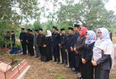 Jajaran Pemkot Bengkulu saat ziarah dan tabur bunga dalam rangka memperingati hari jadi Kota Bengkulu ke-299