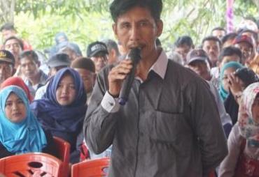 Salah satu warga menympaikan aspirasi