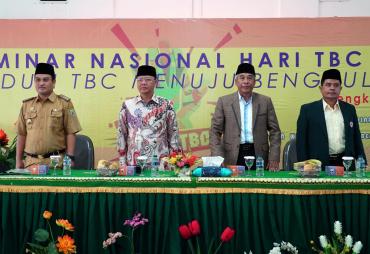 Plt Gubernur Bengkulu Rohidin Mersyah dan Kadis Kesehatan Herwan Antoni bersama Ketua IDI Wilayah Bengkulu Syafriadi dan pemateri seminar dari Komite Ahli Penanggulangan Tuberculosis Pandu Riyono,