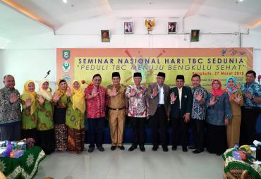 Foto bersama usai seminar nasional