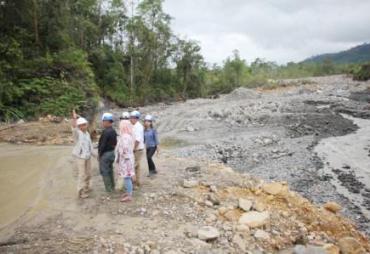 Unsur Pimpinan dan anggota DPRD Lebong saat berbincang mengenai aliran sungai Air Kotok di sekitar kawasan WKP PT. PGE Proyek Hulu Lais