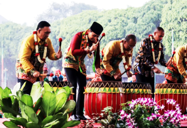Kolaborasi 43 musik Dholl bersama 66 alat musik etnik Nusantara dari 33 provinsi, saat penutupan HUT Taman Mini Indonesia Indah (TMII) ke-43, Minggu 22/4/2018