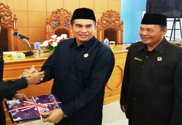 -- Penyerahan Nota Pengantar Dua Raperda --