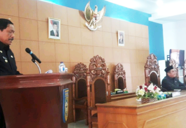 -- Bupati Bengkulu Utara Ir. Mian menyampaikan tanggapan terhadap pandangan umu fraksi DPRD atas usulan 3 raperda --