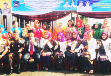 -- Bupati Mian foto bersama usai upacara peringatan hari Kartini --