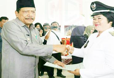  Jurnal Utara – Bupati Bengkulu Utara Ir.Mian mengambil sumpah dan melantik  Pengganti Antar Waktu (PAW) Kepala Desa dan anggota BPD