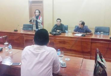 -- Anggota Komisi III DPRD Kota Kuswito menanggapi dan mengarahkan para wali murid SDN 7 Kota Bengkulu --