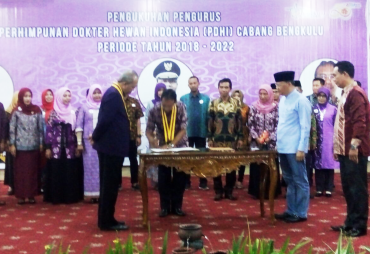 -- Penandaangan berita acara pengukuhan PDHI Cabang Bengkulu --