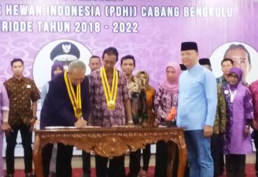 -- Penandaangan berita acara pengukuhan PDHI Cabang Bengkulu --