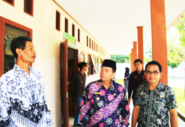 -- Penjabat Walikota Bengkulu Budiman Ismaun saat meninjau Autis Center --