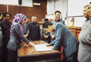 -- Penandatanganan keputusan oleh pimpinan dewan --