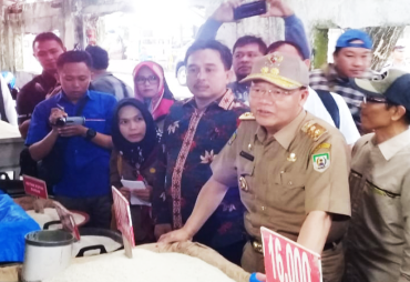 Plt Gubernur Rohidin Mersyah saat meninjau Pasar Panorama