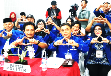 Ketua DPRD Provinsi Bengkulu Partai Demokrat Edison Simbolon beserta rombongan mendaftarkan Bacaleg ke KPU