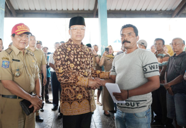 Plt. Gubernur Bengkulu Rohidin Mersyah menemui langsung keluarga korban tenggelamnya Kapal Bagan Arung Samudera di Pusat Pelelangan Ikan Pulau Baai