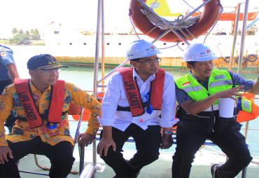 Menteri Perhubungan Budi Karya Sumadi, didampingi Plt Gubernur Rohidin Mersyah tinjau pelabuhan Pulau Baai Bengkulu.