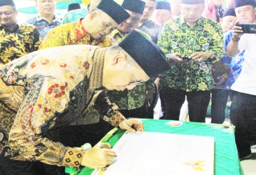 Penandatangan prasasti peresmian oleh Menag RI Lukman Hakim Saifuddin