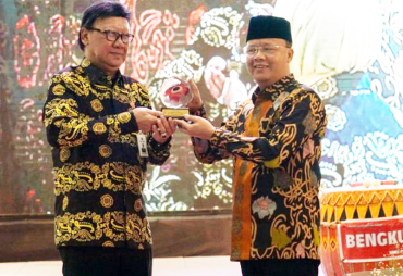 Plt Gubernur Bengkulu Rohidin Mersyah bersama Mendagri