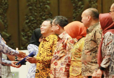 Plt GUbernur Bengkulu Rohidin Mersyah terima penghargaan sebagai Pembina Program Kampung Iklim (Proklim) 2018