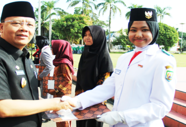 Plt Gubernur Bengkulu Rohidin Mersyah memberikan reward kepada salah satu pemuda berprestasi