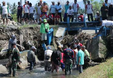 Para petani di Seginim gotong royong pasang bronjong