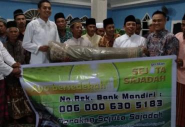Penyerahan bantuan sajadah