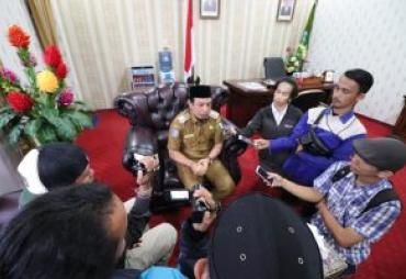 Dedy Wahyudiu saat konferensi pers usai rapat koordinasi tentang pembentukan tim pada program Bengkulu BISA