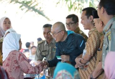 Gusnan Mulyadi membagikan kartu Jamkesda di Desa Selali Kecamatan Pino Raya