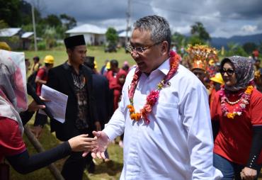 Menteri Desa, Pembangunan Daerah Tertinggal dan Transmigrasi (Mendes PDTT), Eko Putro Sandjojo menghadiri acara Peresmian Pengoperasian Listrik masuk Desa di Desa Sinar Pagi, Kecamatan Seluma Utara, Kabupaten Seluma