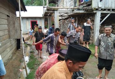 Pelaku diamankan Polisi dan  dibantu warga setempat