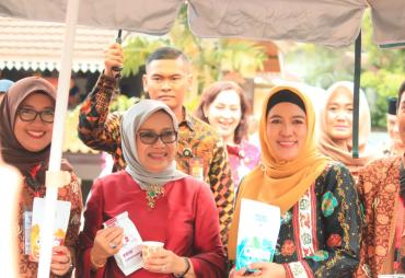 Kunjungan Ketua Umum Dewan Kerajinan Nasional Mufidah Jusuf Kalla ke pusat industri kreatif Dekranasda Provinsi Bengkulu