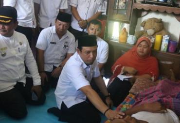 Wakil Walikota Bengkulu Dedy Wahyudi menjenguk dan memberi bantuan kepada Darmin warga Perumnas Sakinah Gang Ar-Rahman RT 17 RW 04 Kelurahan Rawa Makmur yang mengidap penyakit komplikasi