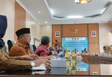 Penandatangan Pelepasan Hak Atas Tanah Untuk Penataan Kampung Nelayan dari PT. Pelindo II Cabang Bengkulu seluas 12,18 Ha