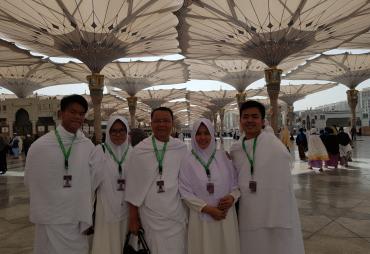 Gubernur Bengkulu Rohidin Mersyah Umroh bersama keluarga